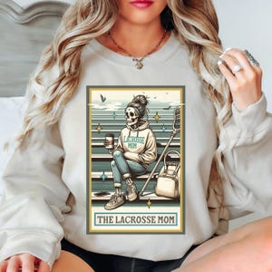 Sweat-shirt pour maman de crosse - sweat à capuche de maman de crosse fière, col rond Game Day, gilet de sauvetage de crosse, cadeau sport confortable pour maman, carte de tarot