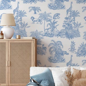 Blauwe toile jungle Tropische palmboom, planten, Afrikaanse dieren behang Frans Toiles-behang - Toiles de Jouy - Chantilly in blauw