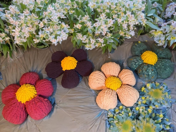 Flower Power Pillow Finger Knitting (Beginner Friendly) Video Tutorial Follow Along