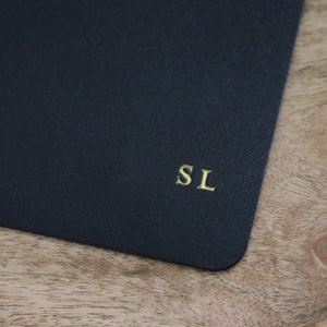 Tapis de souris en cuir noir personnalisable: Prénom, initiales, petit mot. Cadeaux personnalisés pour les télétravailleurs. Or