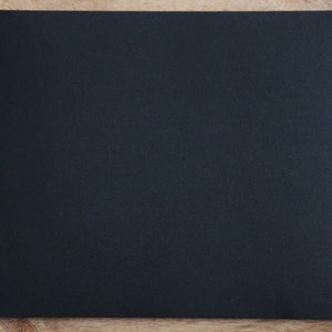 Tapis de souris en cuir noir personnalisable: Prénom, initiales, petit mot. Cadeaux personnalisés pour les télétravailleurs. image 9