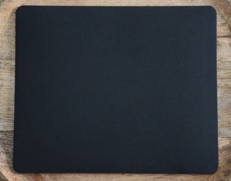 Tapis de souris en cuir noir personnalisable: Prénom, initiales, petit mot. Cadeaux personnalisés pour les télétravailleurs. image 9