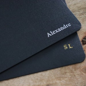 Tapis de souris en cuir noir personnalisable: Prénom, initiales, petit mot. Cadeaux personnalisés pour les télétravailleurs. image 2