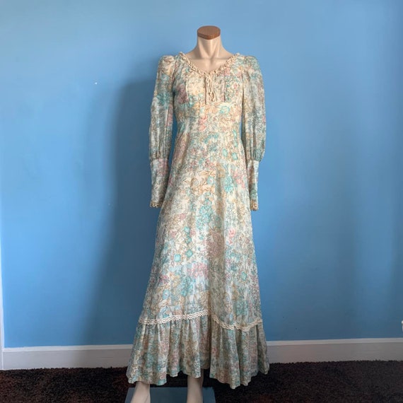Beautiful 70s Floral Prairie Dress