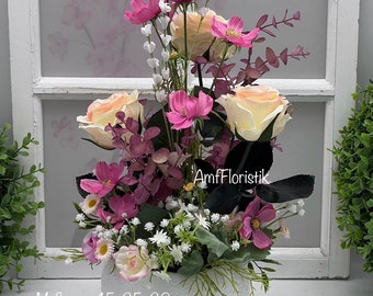 Tischgesteck Gesteck mit Rosen Blumengesteck beleuchtet