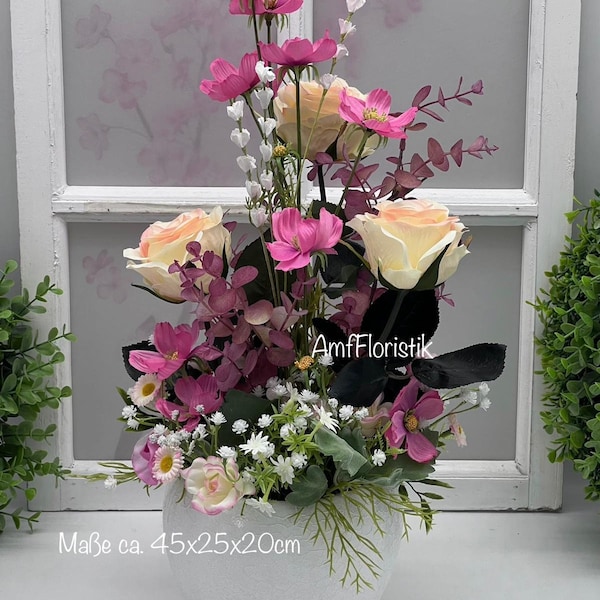 Tischgesteck Gesteck mit Rosen Blumengesteck beleuchtet