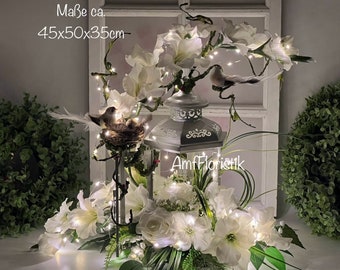 Tischgesteck Laterne Blumenarrangement mit Beleuchtung Vögel Gladiolen