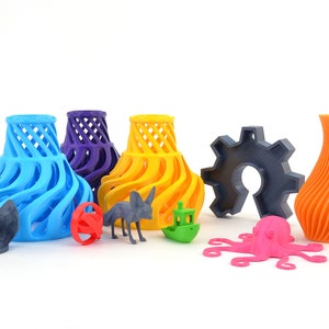 Pu&ograve; includere: Una collezione di oggetti stampati in 3D di vari colori, tra cui un vaso blu, un vaso giallo, un vaso viola, un ingranaggio grigio, un vaso arancione, un polpo rosa, una statuetta grigia, una sfera rossa, una statuetta di animale grigia e una barca verde.