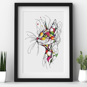 Op de afbeelding: Een ingelijste kunstdruk met een kleurrijk, abstract kattenportret. Het profiel van de kat is weergegeven met zwarte lijnen en gevuld met levendige tinten rood, geel, groen en paars. Het kunstwerk wordt tentoongesteld op een witte muur met potplanten.