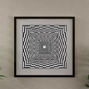 Puede incluir: Una obra de arte enmarcada con un patrón de tablero de ajedrez en blanco y negro que crea una ilusión óptica de un túnel. El marco es negro con un passe-partout blanco.