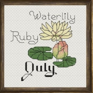 Może przedstawiać: Wzór do haftu krzyżykowego przedstawiający lilie wodne, słowo "Ruby" i słowo "Lipiec". Wzór znajduje się w brązowej ramie i jest oznaczony jako "MINI CROSS STITCH PATTERNS".