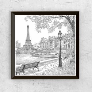 Può includere: Disegno a penna e inchiostro in bianco e nero di una scena parigina. La Torre Eiffel è sullo sfondo, con un fiume, edifici, una panchina e un lampione in primo piano. L'opera è incorniciata in un bordo nero.