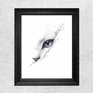 Peut inclure: Impression d'art encadrée en noir. L'œuvre présente une illustration détaillée, de style pointilliste, d'un œil et d'un nez de chat. L'image est principalement en noir et blanc, avec un effet craquelé sur le côté droit.