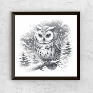 Può includere: Stampa artistica di gufo in bianco e nero. L'opera presenta un'illustrazione dettagliata di un gufo appollaiato su un ramo, ambientata in una scena di foresta innevata. Il gufo è reso in uno stile a puntini, con intricati motivi a punti che creano consistenza e profondità.