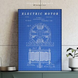 Puede incluir: Un plano del motor el&eacute;ctrico patentado por Nikola Tesla, No. 382,279, fechado el 1 de mayo de 1888. El plano est&aacute; sobre un fondo azul con l&iacute;neas y texto blancos. La patente muestra dos diagramas del motor, uno con una vista lateral y otro con una vista superior.