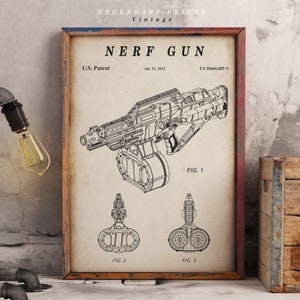 Puede incluir: Un dibujo de patente vintage en blanco y negro de una pistola Nerf. El dibujo muestra la pistola desde diferentes ángulos, incluyendo un primer plano del cañón y el cargador. El número de patente es D664,605 S y la fecha es el 31 de julio de 2012.