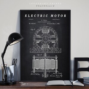 Puede incluir: Ilustraci&oacute;n en blanco y negro de la patente del motor el&eacute;ctrico de Nikola Tesla, No. 382.279, fechada el 1 de mayo de 1888. El dibujo de la patente muestra un diagrama detallado del dise&ntilde;o del motor.