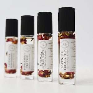 Pode incluir: Quatro frascos roll-on de mistura de &oacute;leos essenciais com tampas pretas. Os frascos de vidro transparente cont&ecirc;m bot&acirc;nicos secos e s&atilde;o rotulados com os aromas: Lavanda Hortel&atilde;-pimenta, &Aacute;rvore de ch&aacute; Hortel&atilde;-pimenta, Alecrim C&iacute;trico Cravo e Lavanda Eucalipto. Os frascos est&atilde;o em um fundo branco.