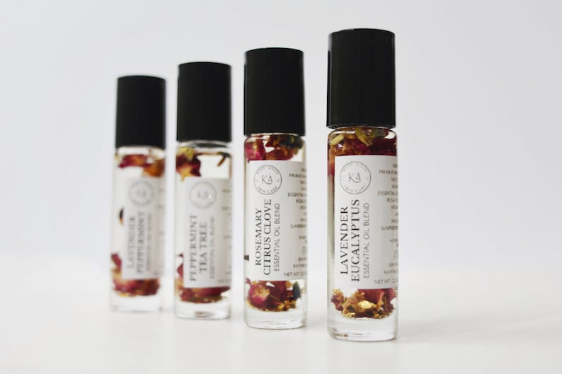 Pode incluir: Quatro frascos roll-on de mistura de &oacute;leos essenciais com tampas pretas. Os frascos de vidro transparente cont&ecirc;m bot&acirc;nicos secos e s&atilde;o rotulados com os aromas: Lavanda Hortel&atilde;-pimenta, &Aacute;rvore de ch&aacute; Hortel&atilde;-pimenta, Alecrim C&iacute;trico Cravo e Lavanda Eucalipto. Os frascos est&atilde;o em um fundo branco.