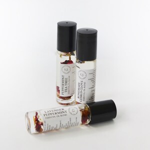 Pode incluir: Tr&ecirc;s frascos de &oacute;leo essencial roll-on com tampas pretas. Um frasco &eacute; rotulado "Lavanda Hortel&atilde;-pimenta", outro "Hortel&atilde;-pimenta Tea Tree", e o terceiro "Alecrim C&iacute;trico Cravo".