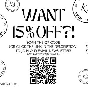 Pode incluir: Gr&aacute;fico branco com o texto "WANT 15% OFF?!" e um c&oacute;digo QR. O texto incentiva os espectadores a escanear o c&oacute;digo para se inscreverem em uma newsletter por e-mail. A imagem tamb&eacute;m apresenta logotipos circulares com o texto "KA Skin Care".