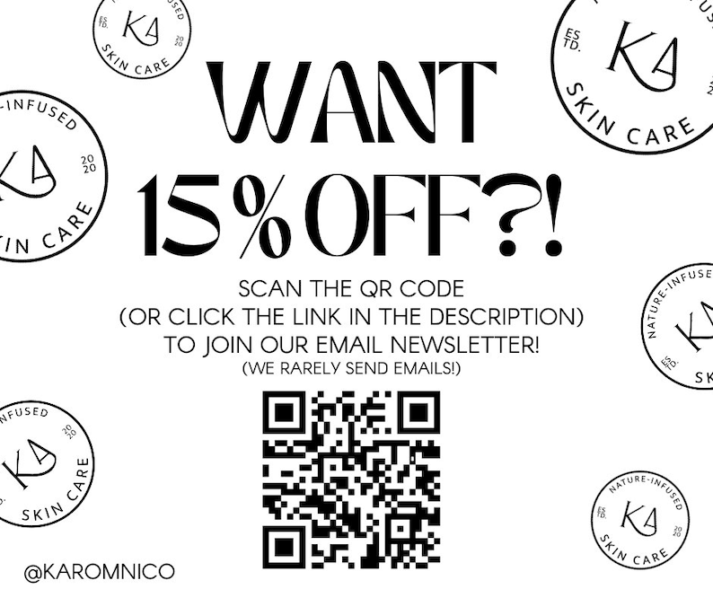 Pode incluir: Gr&aacute;fico branco com o texto "WANT 15% OFF?!" e um c&oacute;digo QR. O texto incentiva os espectadores a escanear o c&oacute;digo para se inscreverem em uma newsletter por e-mail. A imagem tamb&eacute;m apresenta logotipos circulares com o texto "KA Skin Care".