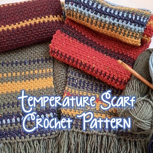 Puede incluir: Una colección de artículos de ganchillo hechos a mano, que incluyen una bufanda de temperatura, hilo y un ganchillo. La bufanda presenta un patrón de rayas en tonos de rojo, azul, verde y amarillo. El texto "temperature Scarf Crochet Pattern" es visible.