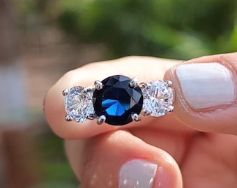 Bague de fiançailles trois pierres saphir bleu et blanc 10 mm | Alliance de 2,68 carats blanches avec pierres latérales | Jonc de créateur en argent 925 pour elle avec pierres précieuses