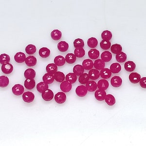 Puede incluir: Una colección de 25 cuentas de piedra preciosa rosa facetadas. Las cuentas son redondas y tienen un acabado liso y pulido.