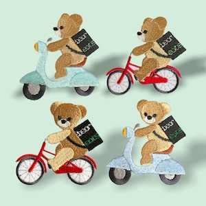 Puede incluir: Cuatro parches bordados con osos de peluche montando scooters y bicicletas. Los osos llevan mochilas con la palabra "bear" en ellas. Los parches son perfectos para añadir un toque de fantasía a la ropa, los bolsos u otros accesorios.