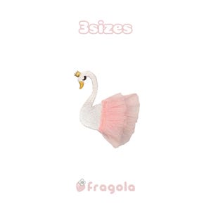 May include: An embroidered swan patch featuring a white body, a gold crown, and a layered light pink tulle skirt. The text 3sizes is positioned above the swan, and the text fragola with a small strawberry icon is positioned below the swan.