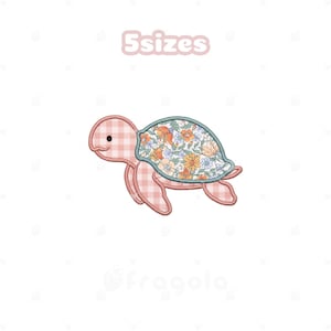 Pode incluir: Um desenho de tartaruga bordada com cabeça e membros em rosa xadrez. A carapaça da tartaruga apresenta um padrão floral com flores laranja, amarelas e azuis sobre um fundo branco, delineado em verde-azulado. O texto "5 tamanhos" está acima da tartaruga.