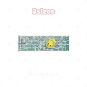 以下が含まれることがあります： 水色のプールに浮かぶ黄色いアヒルの刺繍デザイン。プールには白い縁取りがあり、左側に梯子があります。「3sizes」の文字がプールの上にあります。