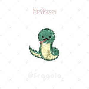 Puede incluir: Serpiente de dibujos animados verde y amarilla con una lengua roja y un bigote. La serpiente tiene una expresión linda y amigable.