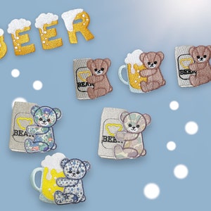 Puede incluir: Un conjunto de parches bordados para planchar que representan un oso sosteniendo una jarra de cerveza. Los parches son de varios colores, incluyendo marrón, azul y amarillo. El texto "BEER" está bordado en amarillo sobre un fondo blanco.