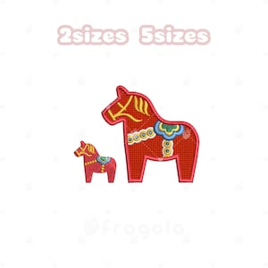 May include: Two embroidered Dala horses in red with yellow and blue details. The larger horse has a saddle with blue and yellow details. The text "2 sizes 5 sizes" is above the horses.