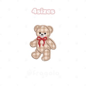 Puede incluir: Un oso de peluche bordado con un patrón a cuadros beige y blanco, un lazo rojo y ojos negros. El texto "4 sizes" está encima del oso.