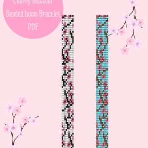 Peut inclure: Un patron PDF numérique pour un bracelet de métier à tisser perlé avec un motif de fleurs de cerisier. Le motif présente deux variations de couleurs : une avec un fond blanc et l'autre avec un fond bleu. Le motif comprend des motifs de fleurs de cerisier roses et noirs.