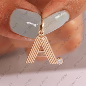 Charm estriado chapado en oro amarillo y plata de ley 925, charm con letra de diamante solitario, charm con inicial, colgante del alfabeto, charm personalizado