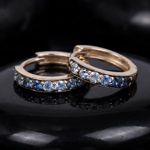 Ombré blauwe saffier huggie oorbellen, massief 14k geelgouden creolen, licht saffier edelsteen oorbellen, verfijnde minimalistische sieraden voor haar