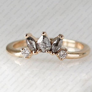 Anillo de bodas apilable con corona de diamantes cultivados en laboratorio en talla marquesa y pera. Anillo de compromiso hecho a mano con corona de diamantes color sal. Anillo de regalo único.