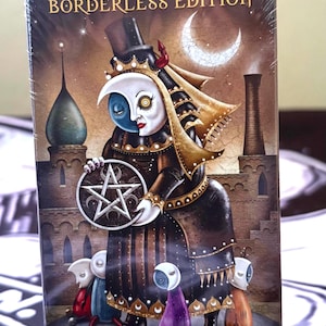 El Tarot Deviant Moon es una distintiva baraja de 78 cartas creada por el artista Patrick Valenza. Es conocida por sus imágenes surrealistas y algo oscuras.