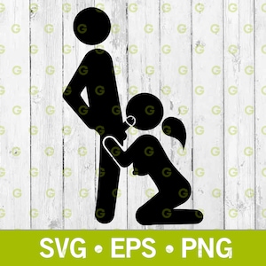 Può includere: Grafica silhouette nera di due figure in un atto sessuale. L'immagine è una grafica vettoriale, con il testo "SVG • EPS • PNG" in un banner verde in basso. Lo sfondo è un motivo a venature di legno bianco.