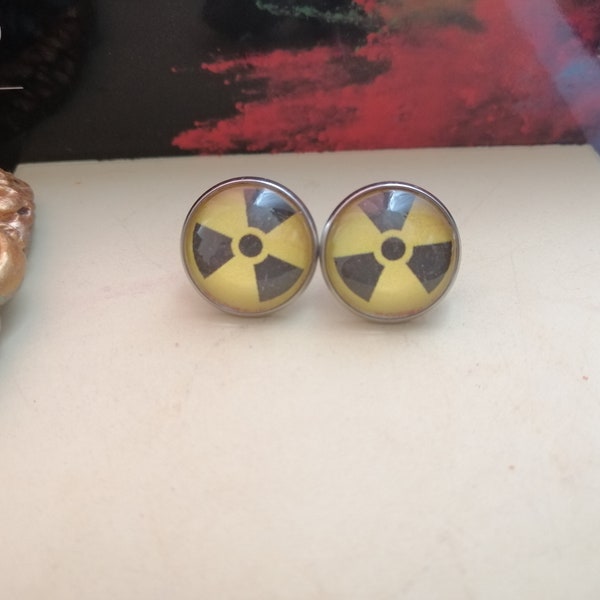 Boucles d’oreilles puces argenté acier inox cabochon, cyberpunk, radioactivité, danger radioactif