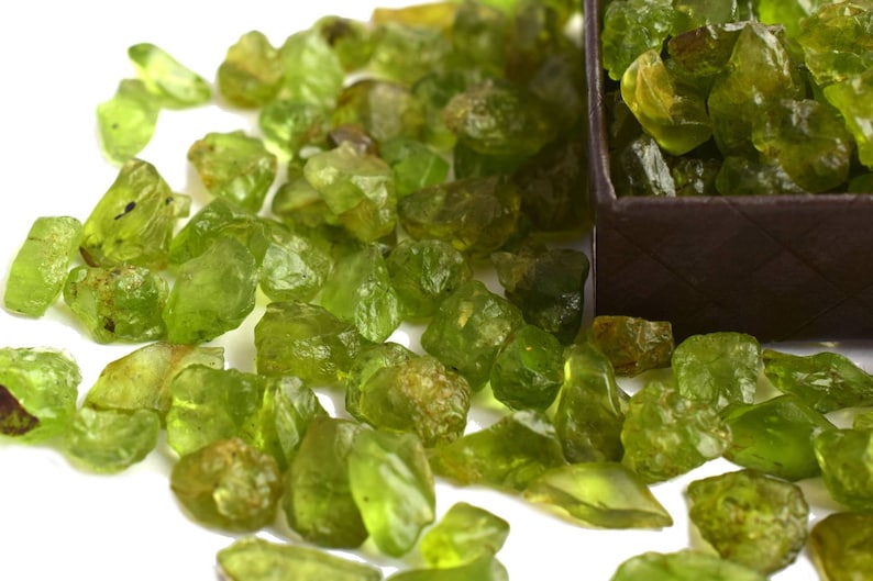 Gift Peridot Jewelry Making Stone Wholesale Raw Gemstone Natural Raw Peridot Uncut Shape for Jewellery Making Gemstone Supply Tool