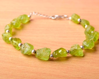 Bracelet Peridot cru naturel en 925 Sterling Argent, Dainty, Rough Gemstone Bracelet, Green Stone Rough, bracelet en pierre non taillé, cadeau pour elle