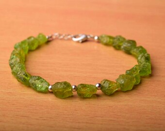 Bracelet Peridot cru naturel en 925 Sterling Argent, Dainty, Rough Gemstone Bracelet, Green Stone Rough, bracelet en pierre non taillé, cadeau pour elle