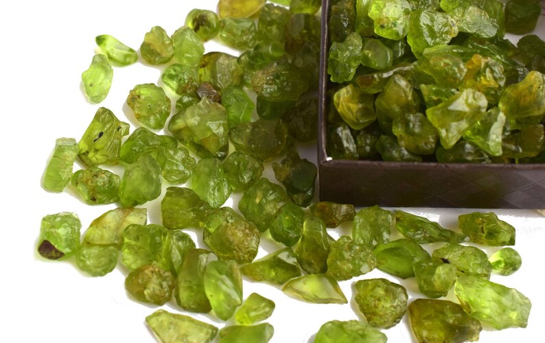 Gift Peridot Jewelry Making Stone Wholesale Raw Gemstone Natural Raw Peridot Uncut Shape for Jewellery Making Gemstone Supply Tool