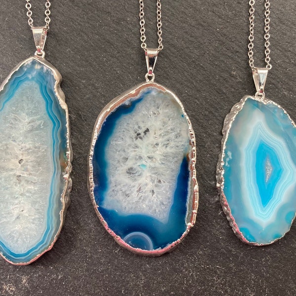 Collier bleu de tranche d’agate, choisissez votre propre. Tranche d’agate sarcelle. Collier bleu et argent. Géode électroplaquée argentée.