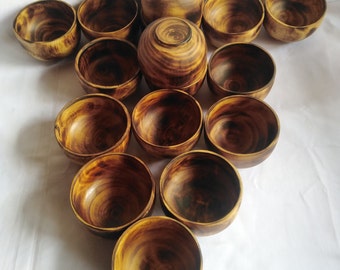 Großlieferung. Viele von 10 perfekt maschinell geschnittene, einzigartige handbearbeitete runde Holzschalen. 10 cm Durchmesser 6 cm Ht Teigschalen. Kleine Kerze Geschenke